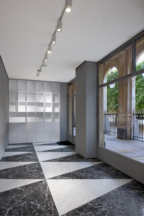 今年 6 月,acne studios 将在巴黎皇家宫拱廊之下正式揭幕品牌首个常